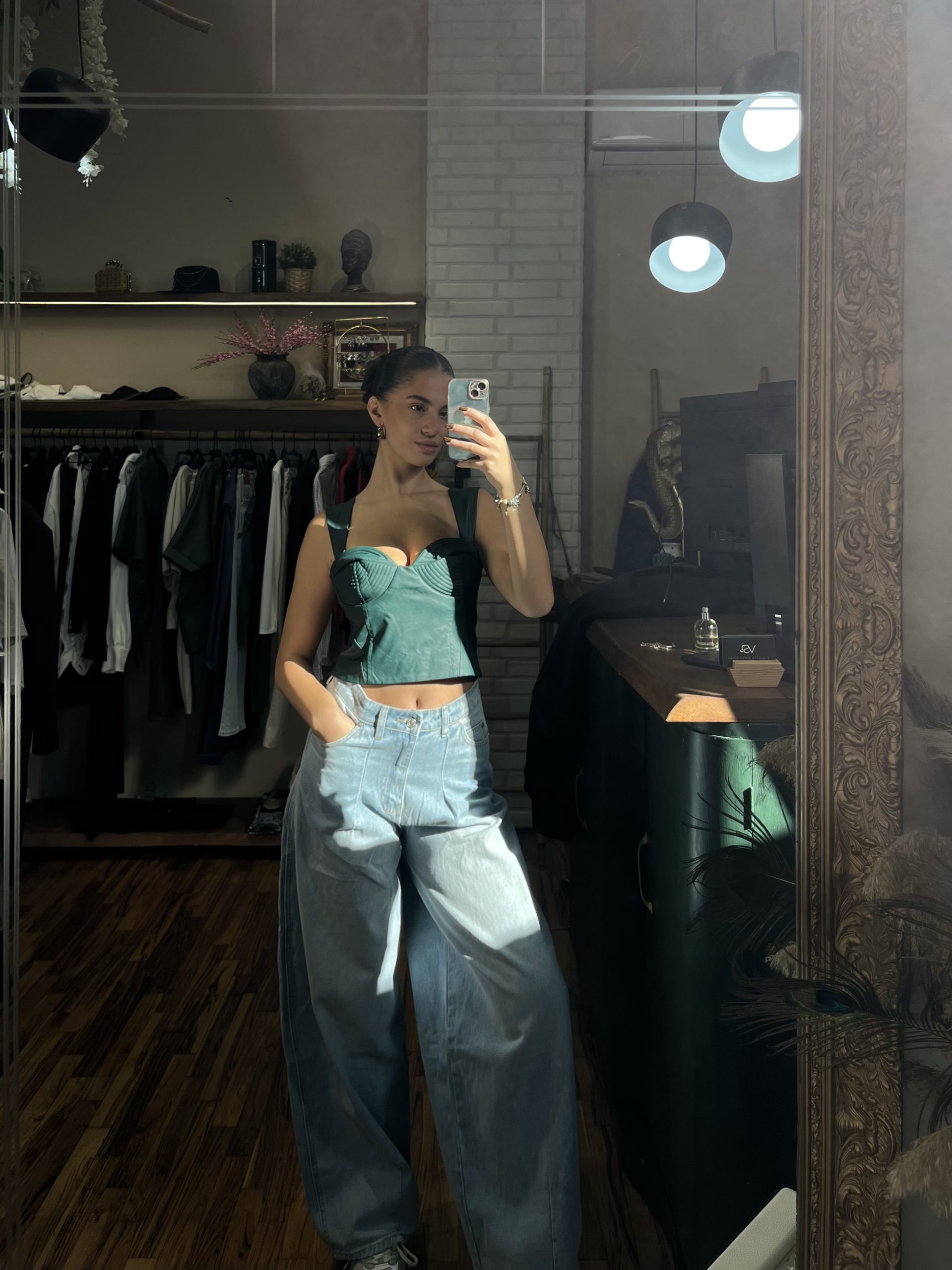 image00003 LIGHT WASH BAGGY WIDE-EG JEANS - Image 1